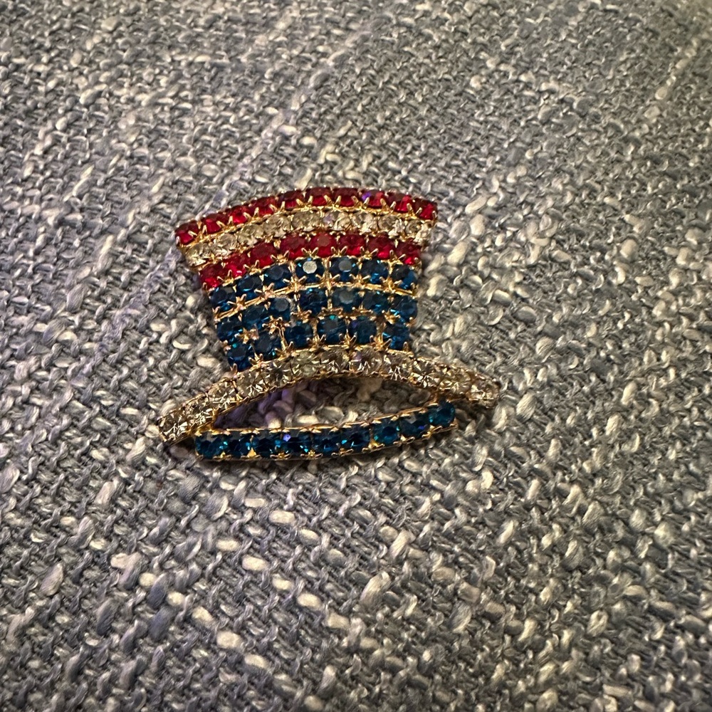 A cute patriotic hat brooch.